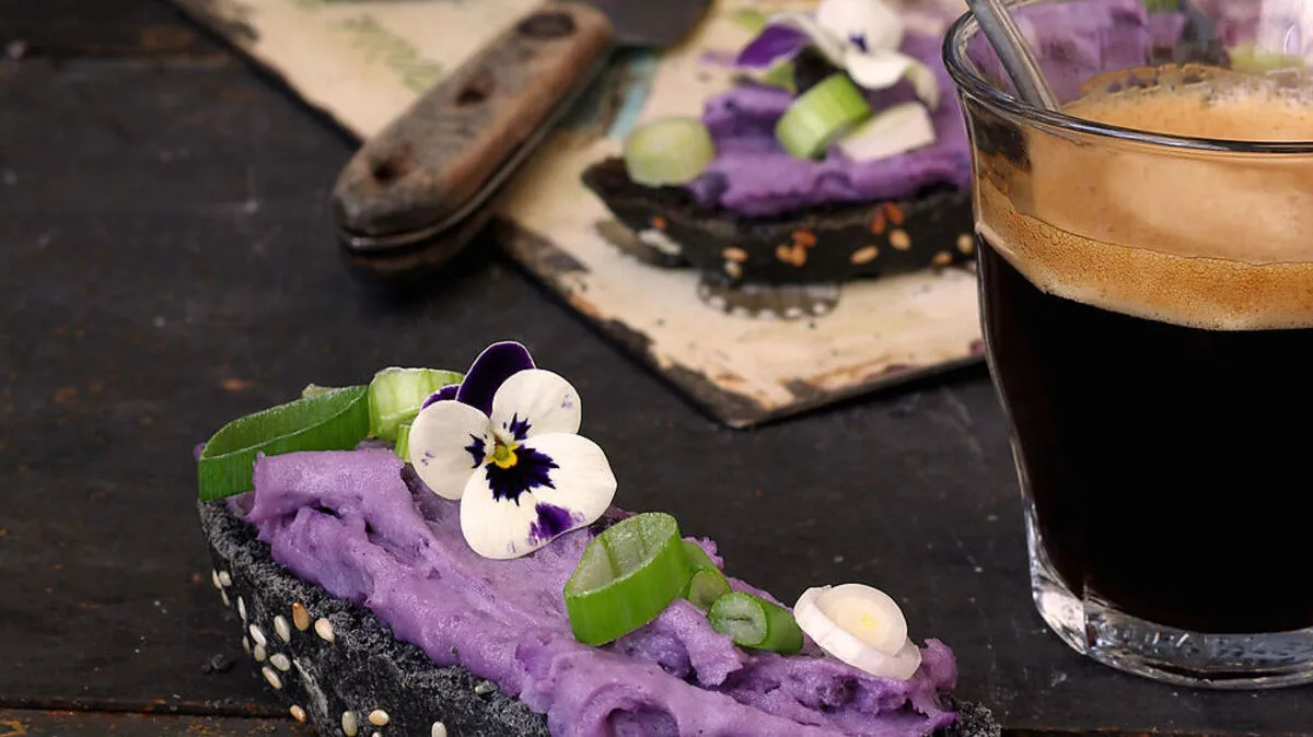Manche violetten Erdäpfelsorten gart man besser im Ofen, sonst verlieren sie an Farbe