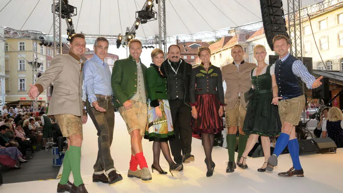 In voller Pracht, in voller Tracht: Die Aufsteirern-Macher Markus und Alexandra Lientscher sowie Astrid und Giuseppe Perna mit Christian Clerici, Hans Knauß, Johann Lafer, Christiana Leuthner und Willi Gabalier.