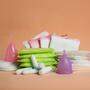 Viele Frauen verwenden Tampons und Binden gleichzeitig. Alternativen wie Menstruationstassen werden von 15 von 100 Frauen genutzt.