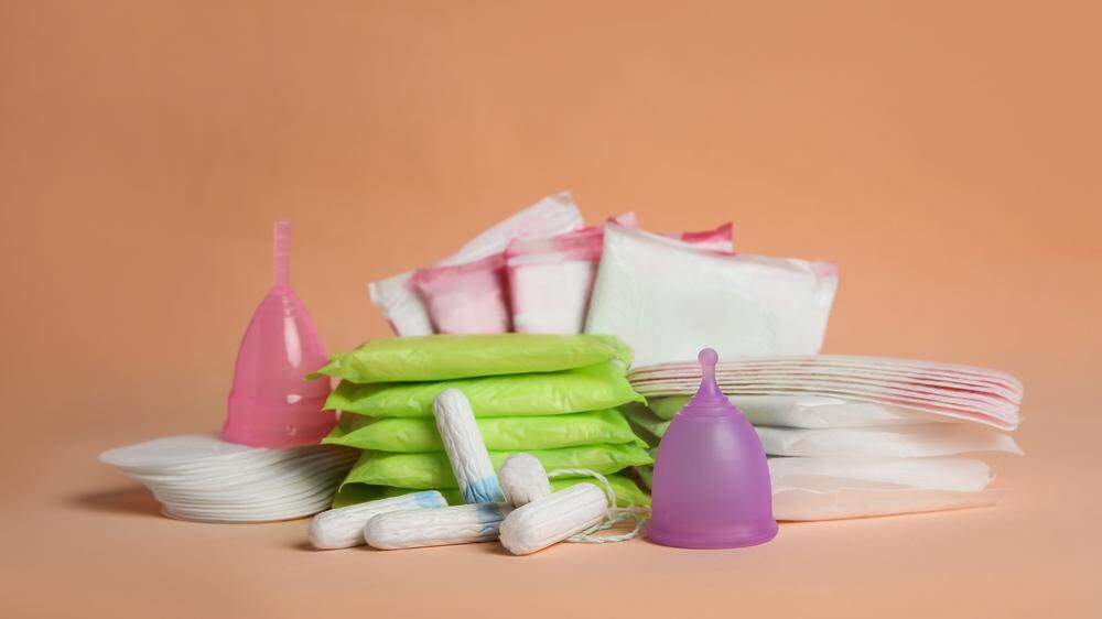 Viele Frauen verwenden Tampons und Binden gleichzeitig. Alternativen wie Menstruationstassen werden von 15 von 100 Frauen genutzt.