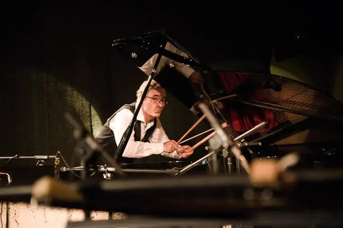 Wenn Paul Gulda nächstes Jahr die Leitung des Musikforum übernimmt, greift er auf eine langjährige Tätigkeit als Pädagoge und die vielfältige Erfahrung in vielen Musikstilen und Musikfeldern zurück. Der Eröffnungsabend gestern war geprägt von freier Musik, freien Klängen, von Durchatmen und neu hinhören.