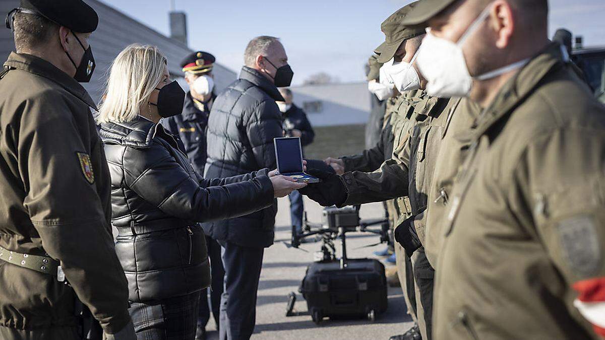 Ministerin Tanner überreichte den Soldaten eine Anerkennungsmedaille