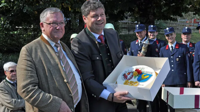 Zum 850-Jahr-Jubiläum der Gemeinde Baldramsdorf gab es für Bürgermeister Heinrich Gerber eine Torte vom Spittaler Amtskollegen Gerhard Pirih.