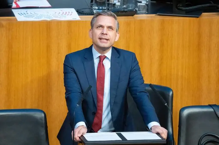 ABD0054_20251210 - WIEN - ÖSTERREICH: Wirtschafts- und Arbeitsminister Wolfgang Hattmannsdorfer (ÖVP) im Rahmen einer Sitzung des Nationalrates im Parlament in Wien am Mittwoch, 10. Dezember 2025. - FOTO: APA/GEORG HOCHMUTH