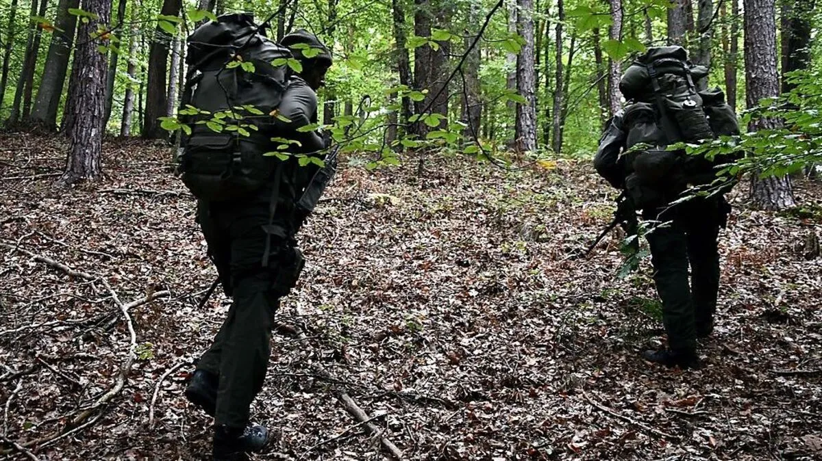 Im Rahmen der Übung nähern sich die Soldaten verdeckt bestimmten Aufklärungszielen