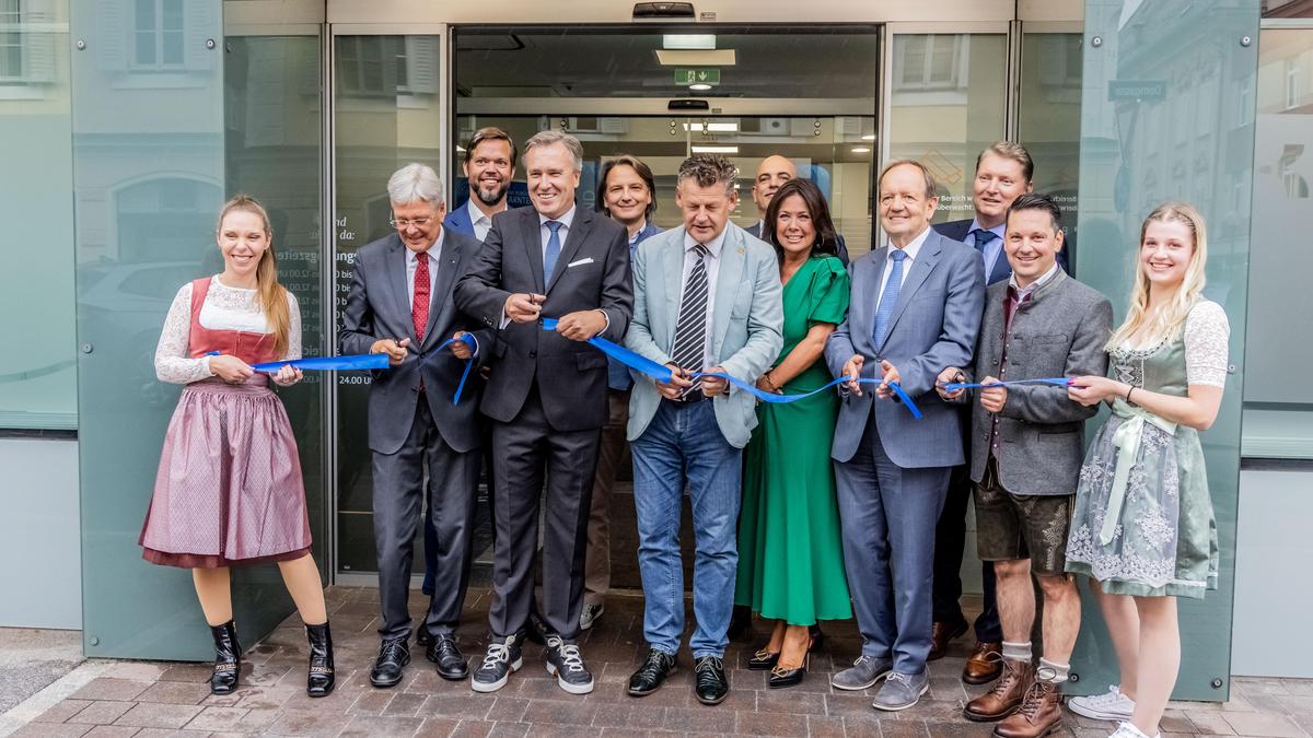 Am Montag wurde von der Grawe- und Bank-Burgenland-Kärnten-Spitze gemeinsam mit Landeshauptmann Kaiser und Bürgermeister Scheider das Eröffnungsband vor der Klagenfurter Filiale durchschnitten