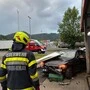 Die Feuerwehr musste das Auto bergen