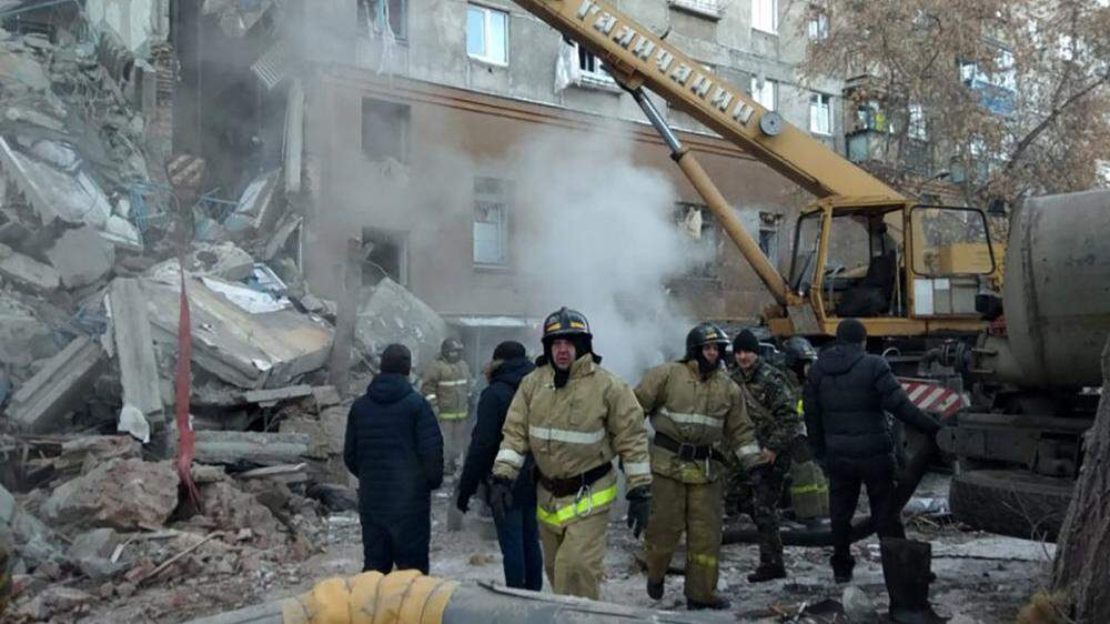 Bei einer Gasexplosion in einem Wohnhaus in Russland sind am Montag mindestens drei Menschen ums Leben gekommen