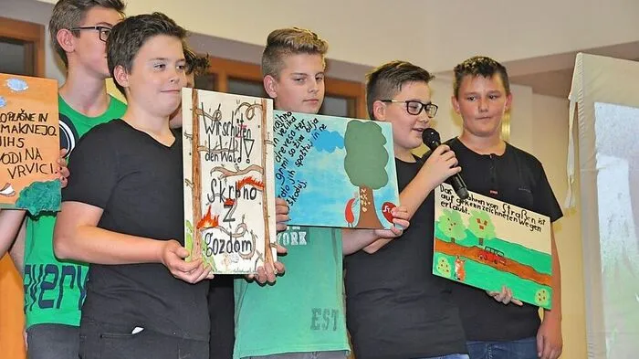 Die eindrucksvollen Projekte wurden in Form einer Aufführung mit anschließender Vernissage präsentiert