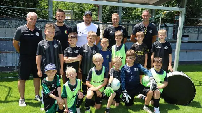 Obmann Heribert Lerner (r.) mit Trainern und einer Bambinimannschaft