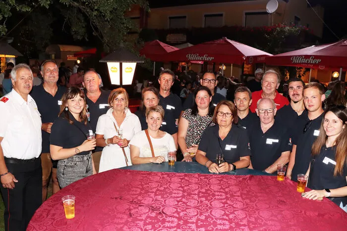 Extra aus der Steiermark ist die Partnerfeuerwehr FF-Gnies Gemeinde Sinaplkirchen unter ihrem Kommandanten Albert Winter (2. von Links) und Ehren-Kdt. Josef „Sepp“ Fladerer und mit 15 KameradenInnen angereist. Die Partnerschaft besteht schon sein 1990 und wurde von Ehren-Kdt. Gabriel Feinig ins Leben gerufen!