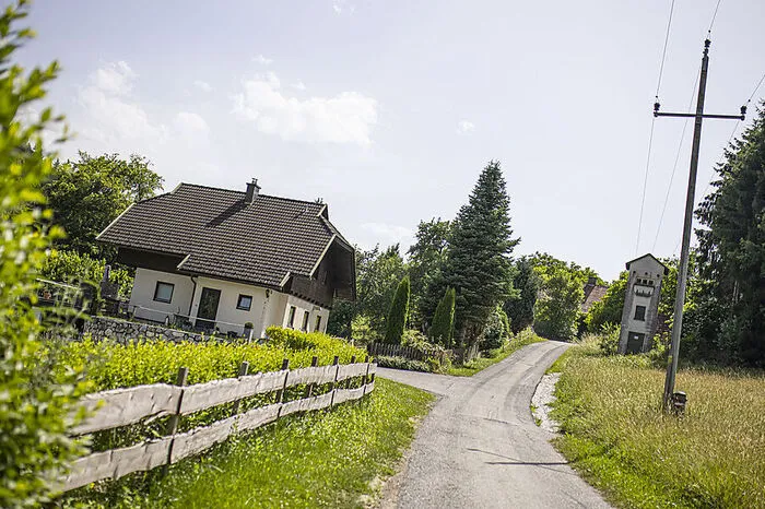 ... und gleich gefolgt von Eichholz, der kleinsten Ortschaft in der Marktgemeinde Treffen. Gelegen nördlich der A10, südlich vom Schloss Treffen und westlich vom Glock Horse Performance Center.
