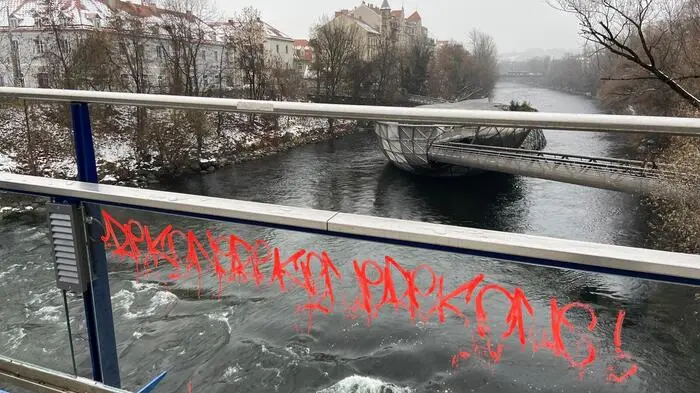 Um 500.000 Euro wurde der Edegger-Steg in Graz saniert - und sofort mit Schriftzügen verunstaltet.
