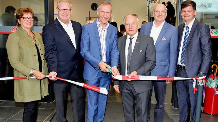 Die Festgäste bei der Eröffnung des neuen Service-Zentrums