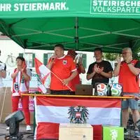 Beim Public Viewing in Fürstenfeld war neben Rot-weiß-roten Flaggen vor allem die Politik-Prominenz der Steirischen Volkspartei präsent. Mit dabei unter anderem: Bezirksparteiobman Lukas Schnitzer und Landeshauptmann-Stellvertreterin Manuela Khom (links).