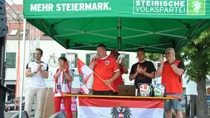 Beim Public Viewing in Fürstenfeld war neben Rot-weiß-roten Flaggen vor allem die Politik-Prominenz der Steirischen Volkspartei präsent. Mit dabei unter anderem: Bezirksparteiobman Lukas Schnitzer und Landeshauptmann-Stellvertreterin Manuela Khom (links).