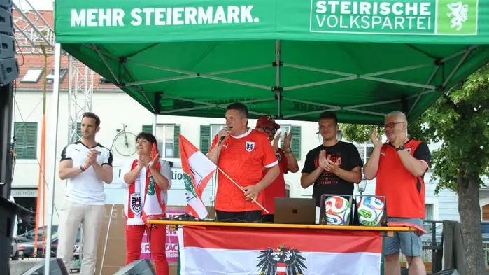 Beim Public Viewing in Fürstenfeld war neben Rot-weiß-roten Flaggen vor allem die Politik-Prominenz der Steirischen Volkspartei präsent. Mit dabei unter anderem: Bezirksparteiobman Lukas Schnitzer und Landeshauptmann-Stellvertreterin Manuela Khom (links).