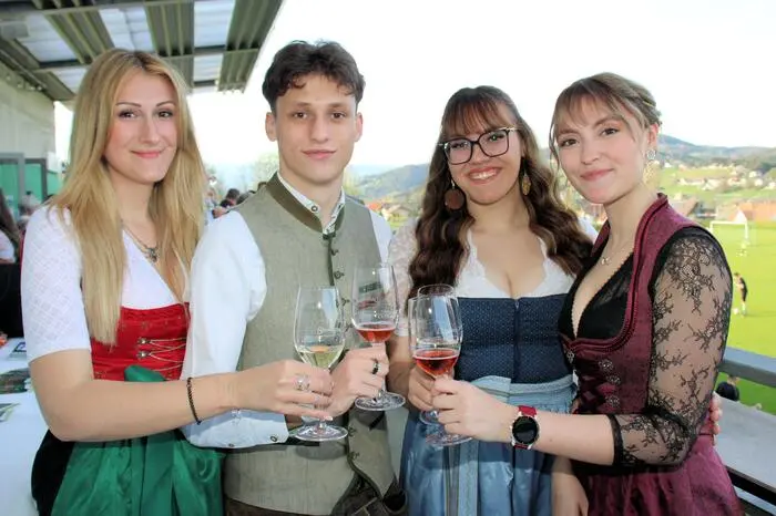 An zwei ausverkauften Abenden konnten die Besucher bei den heimischen Winzern knapp 100 verschiedene Proben verkosten und mit köstlichen regionalen Schmankerl abrunden. 