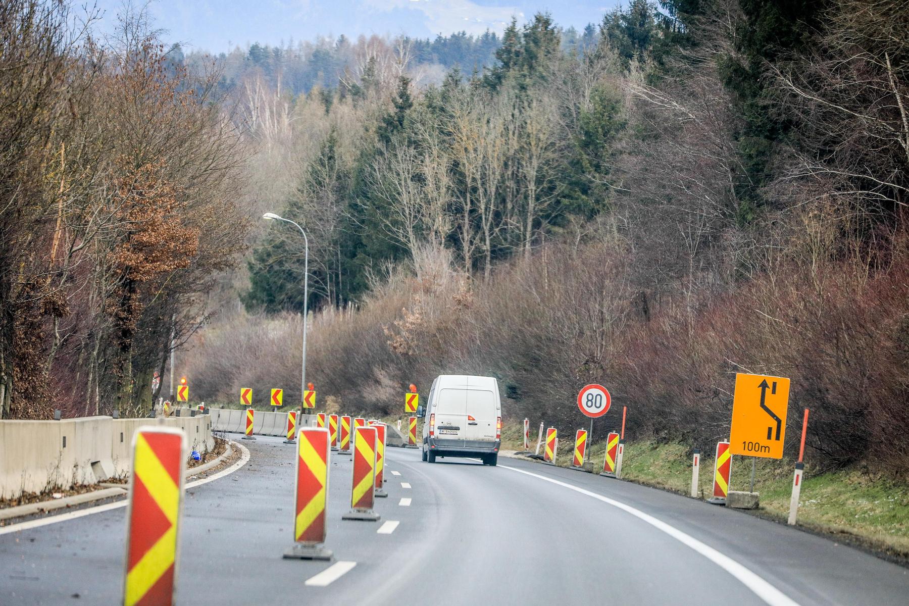 Rettungskräfte vor Ort: Verletzte nach Überschlag auf Autobahn in Kärnten - A2 gesperrt