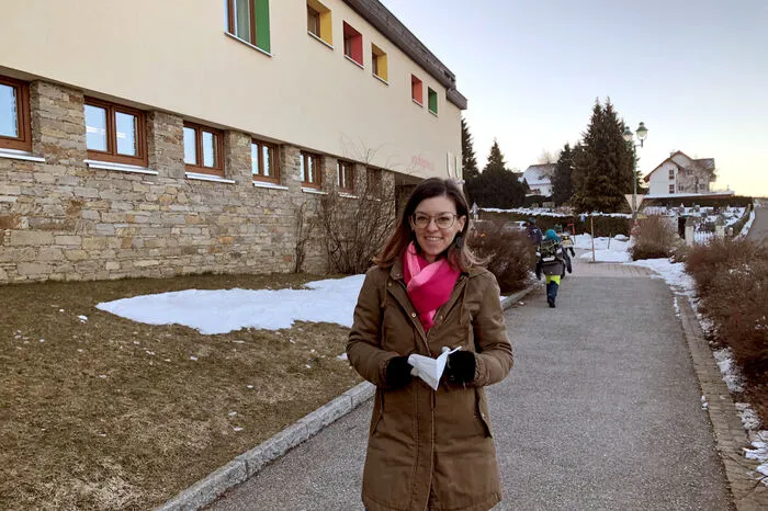 Astrid Winter bringt ihre beiden Kinder nur bis knapp vor den Eingang: "Ich bin sehr froh, jeder ist froh, dass die Schule wieder losgeht", sagt sie. Und die zwei Mal pro Woche testen in der Klasse, das sei ihr lieber als der Unterricht zu Hause. "Sie haben sich schon so auf die Schule gefreut", sagt sie.