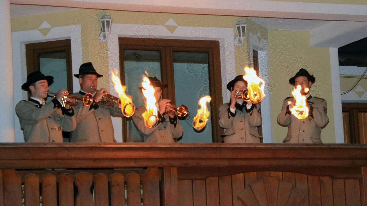 Vom Balkon eines Hauses aus erklangen die Lieder der brennenden Trompeten 