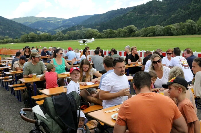 Hunderte Besucher hatten sich aus diesem Grund im Hangar eingefunden. 