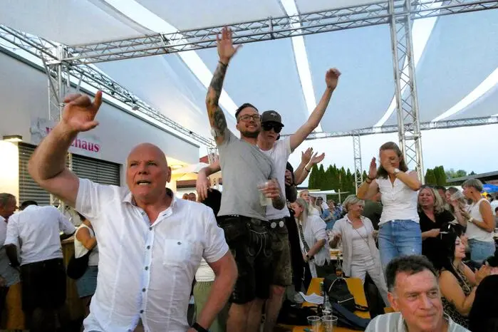 Angefangen beim Frühschoppen über das Unterhaltungsprogramm mit „Die Jungen Wilden“ und der heimischen Musikformation „Die Dorfblech“ war für jeden etwas dabei.