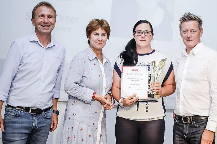 V.l.: Klaus Mitterdorfer, Antonia Gössinger, Sarah Orter (SV Wernberg, Kärntner Frauen-Liga), Arno Arthofer