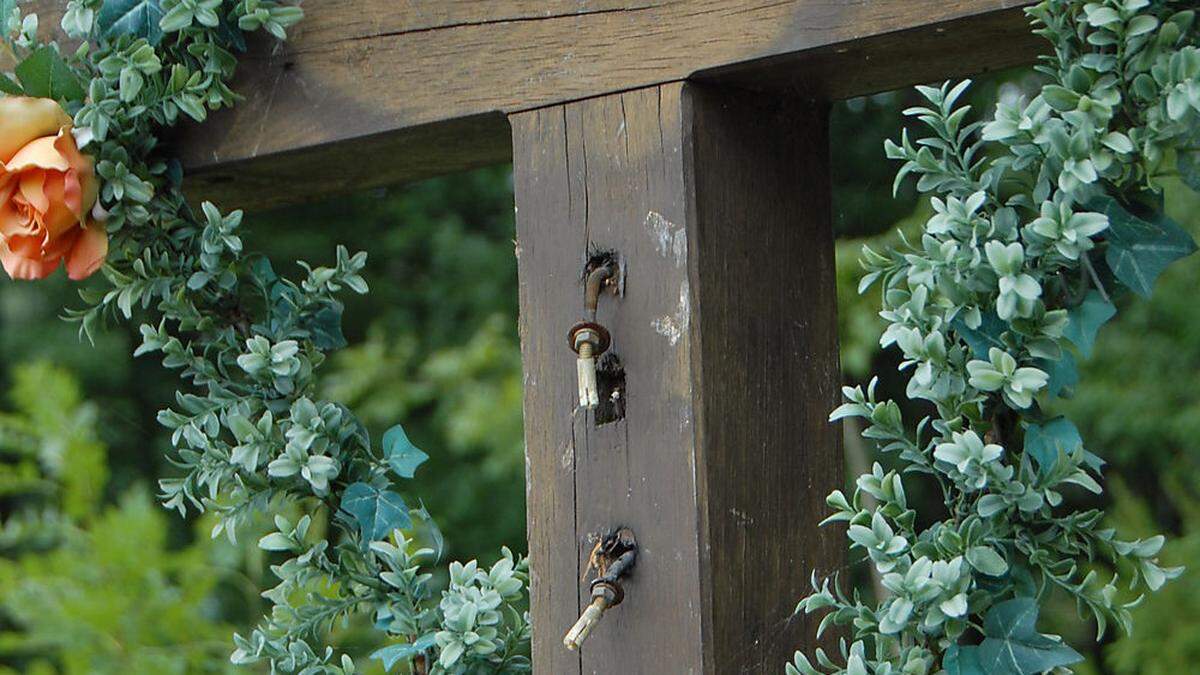 Das Wegkreuz in Reichersdorf, von dem die Christusfigur gewaltsam entfernt wurde