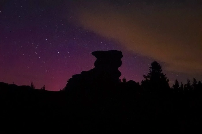 „Auch in der 2. Nacht des Himmelsschauspiels waren die Polarlichter gut auf den Fotos zu sehen. Die mit freiem Auge nicht sichtbaren Farben überraschten auf den Bildern. Ein wunderbares Erlebnis um Mitternacht“, schreibt Eva Reindl zu ihrem Bild, das am Teufelstein entstand.