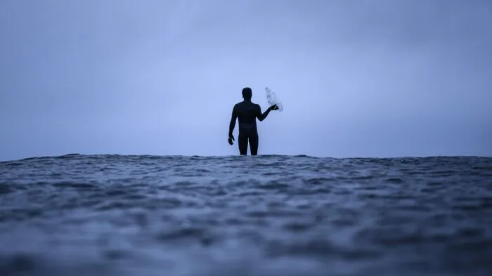 Die schwedischen Surfer Oskar Nordin, Mattias Hornquist (R) und Lisa Blom (L) haben ein ausergewöhnliches Hobby: Surfen auf einen Brett aus Eis. Das ganze im Eiswasser der norwegischen Lofoten ergibt eine Menge toller Bilder.