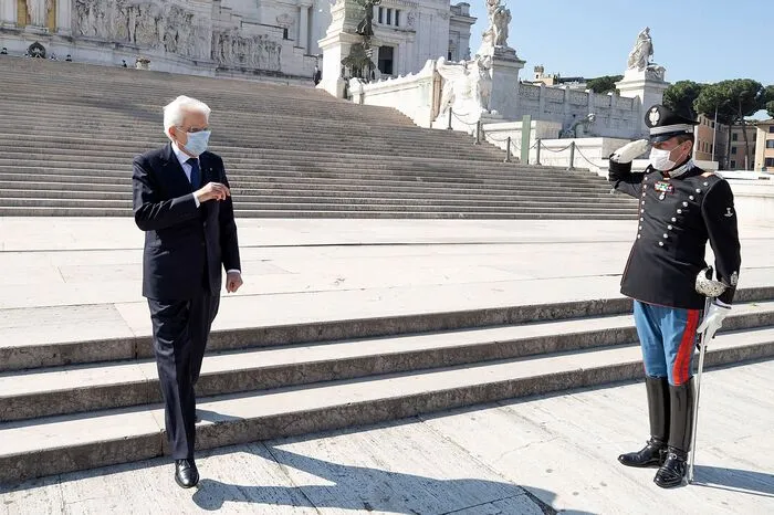 Der italienische Präsident Sergio Mattarella legt einen Krank am Grab des unbekannten Soldaten in Rom ab.  