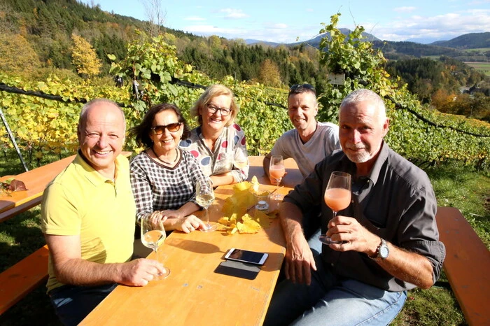 Und in Scharen hatten sich nicht nur die Weinkenner Richtung Burgweingarten auf der Burg Glanegg aufgemacht, um die edlen Tropfen zu verkosten. 