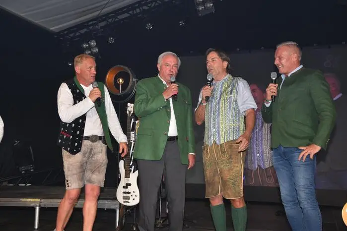 Unter den zahlreichen Gratulanten waren auch Landeshauptmann Mario Kunasek und seine Vorgänger Franz Voves und Hermann Schützenhöfer, die das Geburtstagskind mit dem Volkslied „Znacht hob i a Roas gmocht ins steirische Land“ überraschten.