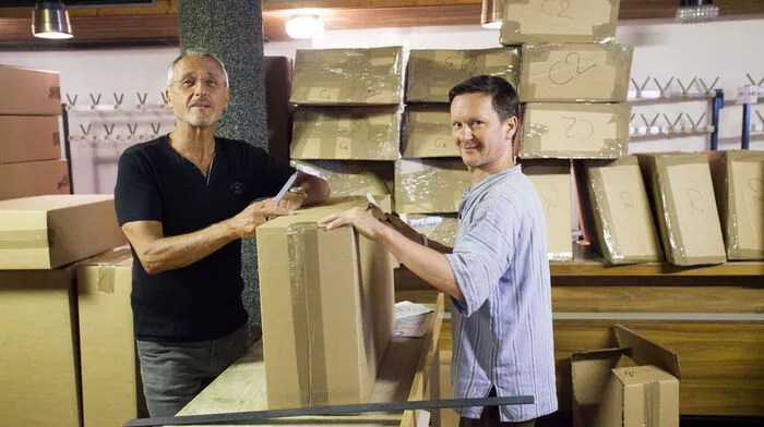 Peter Paul Wurzer und Johannes Mayr helfen bei den Vorbereitungen
