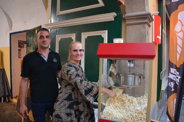 Bei Gabriele Thurner und Stefan Hufnagl vom Café Berglust konnten sich die Besucher mit Popcorn eindecken.