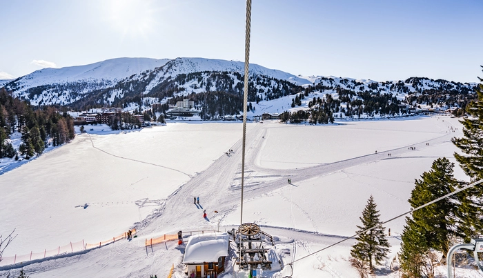 Langlaufen, Eislaufen und Spazierengehen am gefrorenen Eis auf der Turracher Höhe