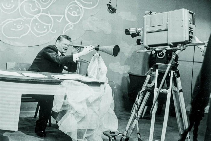 Heinz Conrads wechselte 1955 vom Radio zum Fernsehen. Ab 1957 war seine Sendung „Was sieht man Neues“ am frühen Samstagabend zu sehen. Später wurde die Sendung in „Guten Abend am Samstag“ umbenannt.