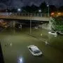 Straßen und Wohnungen standen teilweise etwa einen Meter unter Wasser, der U-Bahnverkehr kam komplett zum Erliegen