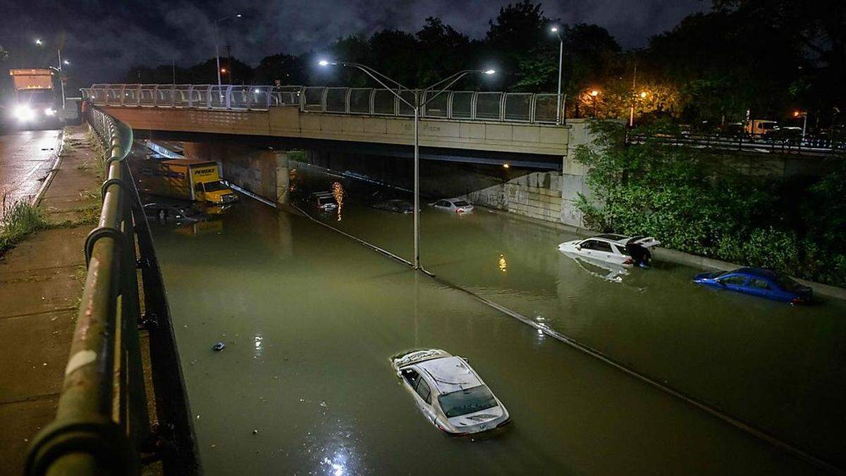 Straßen und Wohnungen standen teilweise etwa einen Meter unter Wasser, der U-Bahnverkehr kam komplett zum Erliegen