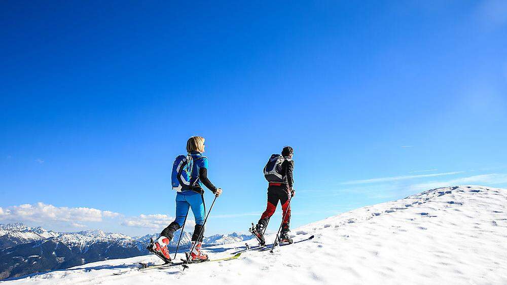 Für das Skitourengehen im Gelände – wie zum Beispiel hier am Lahngangkogel auf der Kaiserau – fehlt jetzt oft noch der Schnee 