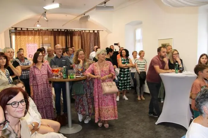 Die Besucher in den voll besetzten Parterre-Räumen spendeten für die Darbietungen tosenden Beifall, viele von ihnen nutzten auch die Gelegenheit, die noch bis 7. Juli offene Ausstellung von Stephan Hafner unter dem Titel „Erzählende Räume“ zu besichtigen.