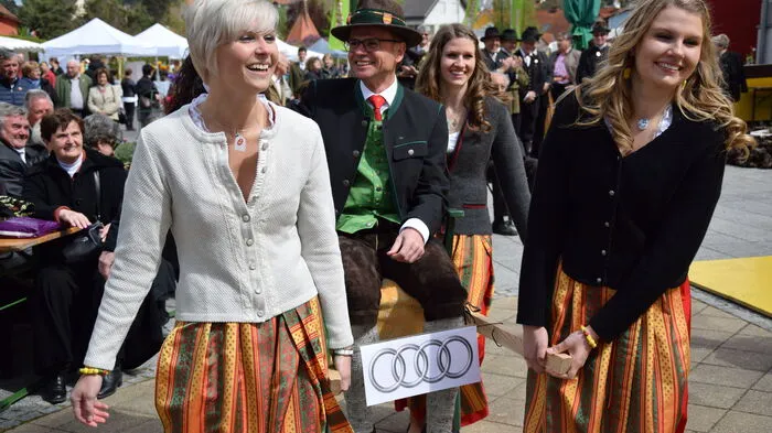 Nach der Regentschaft von Tulpenkönigin Stefanie I. und ihren beiden Prinzessinnen, beide mit dem Namen Anna, gab es heuer eine besondere Neuerung. Mit Sepp und Angelique Ulz sitzt nun erstmals ein Königspaar auf dem Thron.