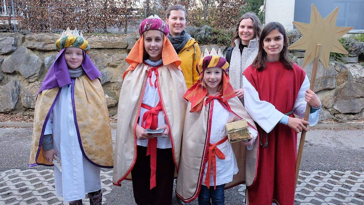 Elisabeth Gradwohl, Karoline Fink, Annika Haider und Sarah Egger zogen in Gleisdorf mit ihren Begleiterinnen Carina Hilweg und Jennifer Proß von Haus zu Haus