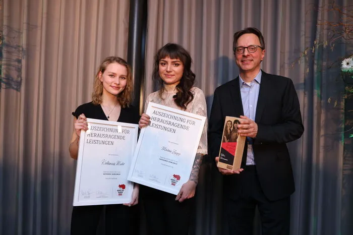 Katharina Muhr und Marlene Znopp vom Zero-Waste-Shop Minimali gewannen in der Kategorie "Newcomer". Armin Reyhani vom Orienthaus Reyhani gratulierte.