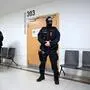 Bewaffnete Sicherheitskräfte vor einem Verhandlungssaal am Straflandesgericht Wien