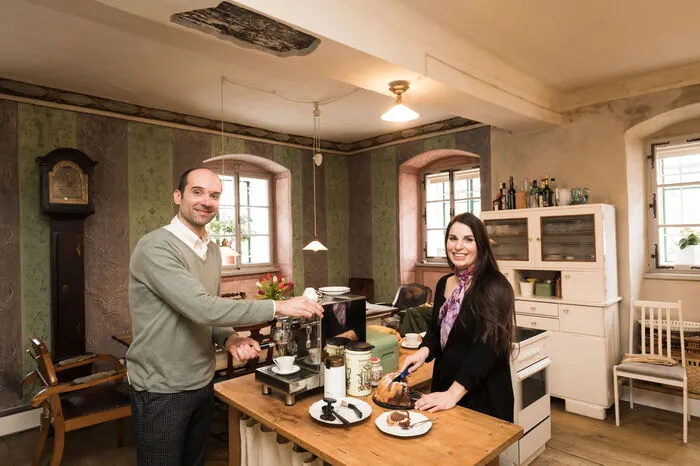 Jürgen und Miriam Moravi genießen das Leben in dem geschichtsträchtigen Haus.