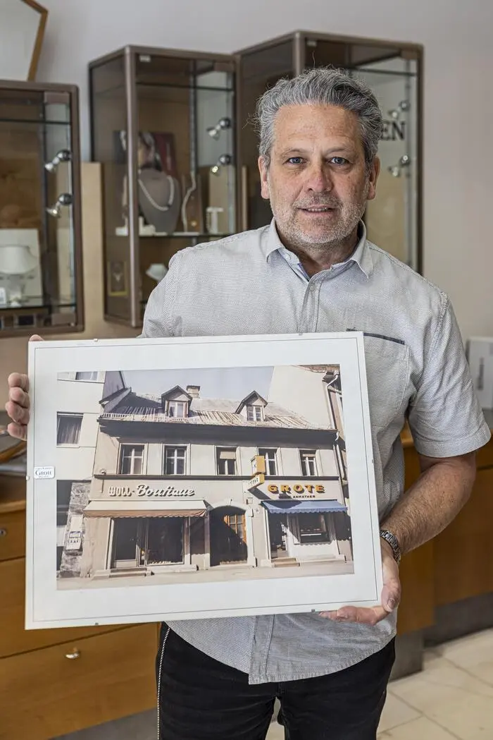 Andreas Grote mit einem Bild des Geschäftes aus alten Zeiten