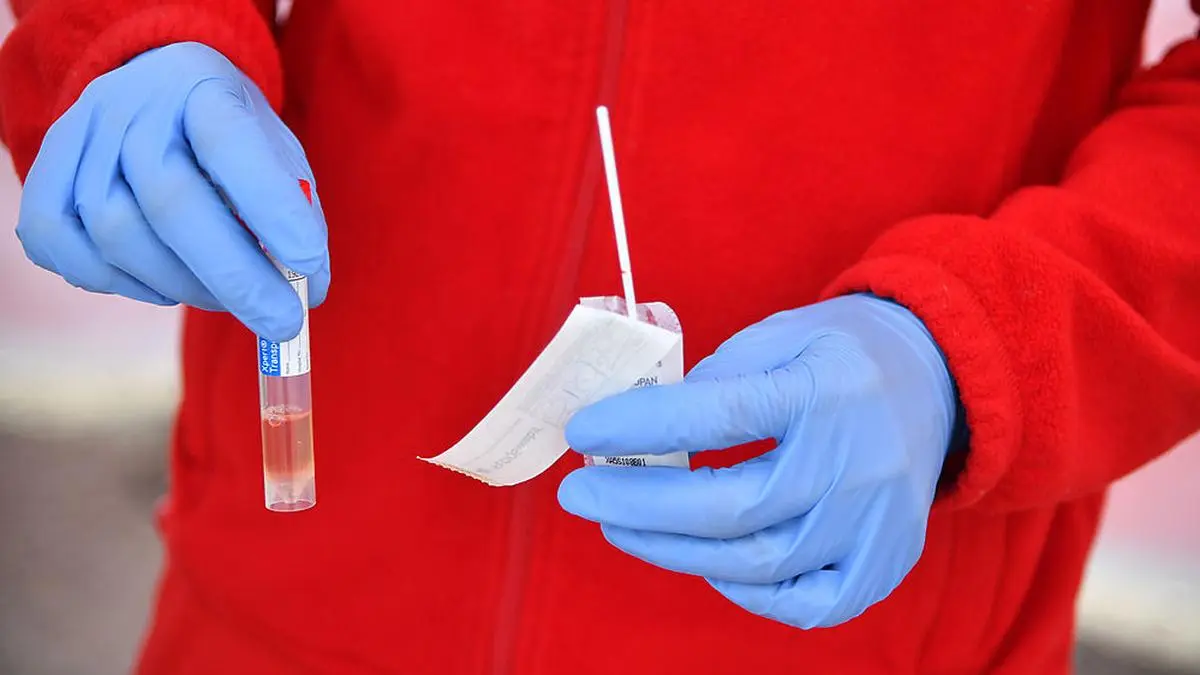 ABD0052_20200317 - SALZBURG - ÖSTERREICH: ZU APA0164 VOM 17. 03. 2020 -  Die "Drive-in"-Teststation des Roten Kreuzes mit einem Abstrich in Salzburg am Dienstag, 17. März 2020. - FOTO: APA/BARBARA GINDL