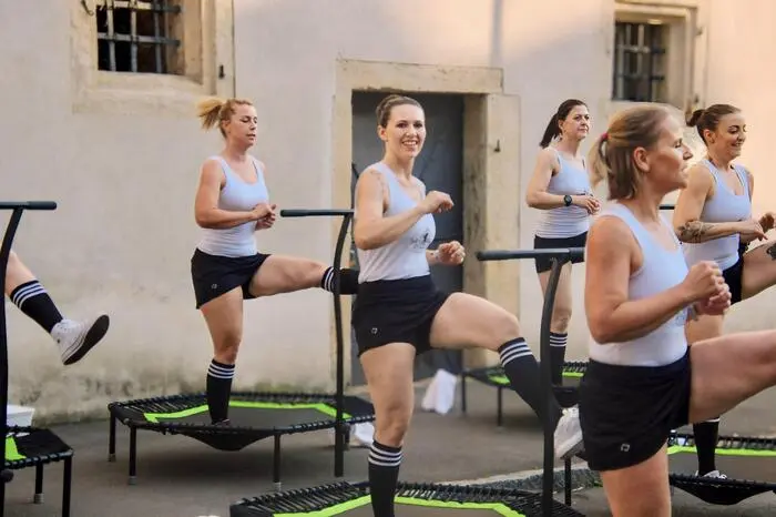 Die Jumpinggruppe von Fitness Tscherntschitsch heizten dem Publikum ordentlich mit ihren sportlichen Performances am Trampolin ein 
